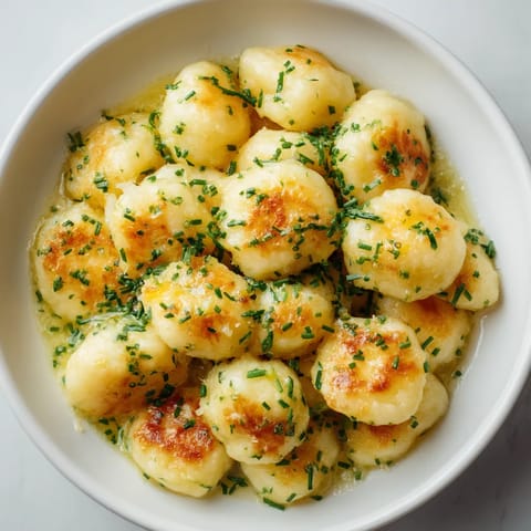 W misce złożonej z kopytek (Polish Potato Dumplings) widać wiele różnych kształtów i wielkości.