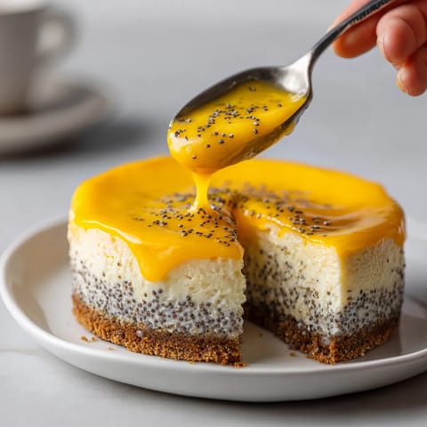 Obraz przedstawia puste, białe talerze z pysznością na podstawie, wypełnione ciasteczką z jabłkami i sałatką.