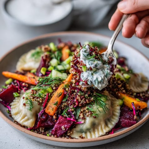 Obraz przedstawia pudełko z pieczarkami i czerwonymi warzywami.