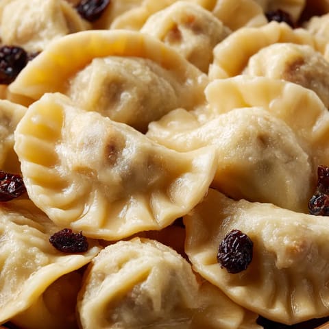 W obrazie przedstawione są pierogi w misce.