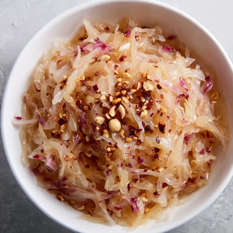 W misce złożonej z różnych składników, w tym kapusty kiszonej.
