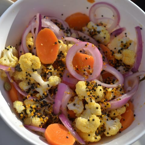 Świeżo przygotowana marynowana mieszanka kalafiora i marchewki, gotowa do dodania pikantnego akcentu do Twojej kuchni.