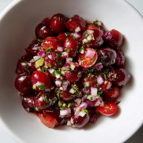 Słoneczno opalizująca Fermentowana Salsa z Winogron i Wiśni, mieszanka słodkich i ostrych smaków do grillowanego mięsa i ryb.