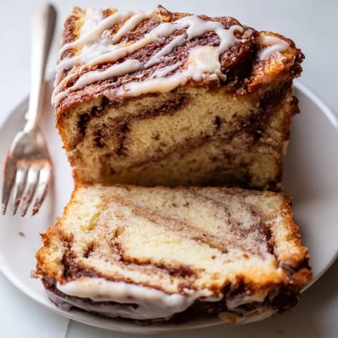 Aromatyczna południowo-amerykańska Eggnog Placki Pancake Cinnamon Loaf na ciepło z bitą śmietaną.  