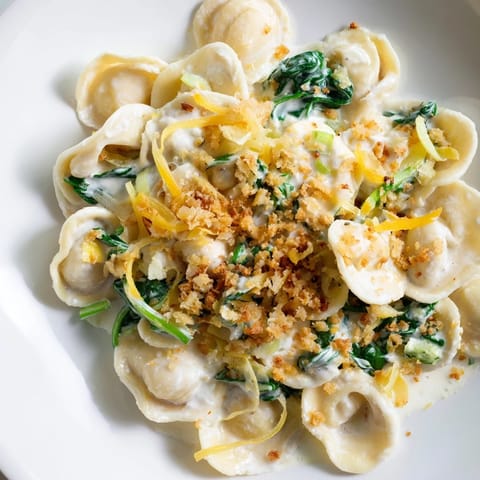 Kremowa pasta ze szpinakiem i serem, idealna na przytulny obiad z przyjaciółmi.  