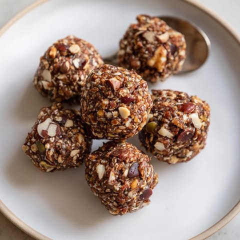 Zdrowe kulki energetyczne z gryki, orzechów i daktyli, doskonałe na szybki posiłek.  