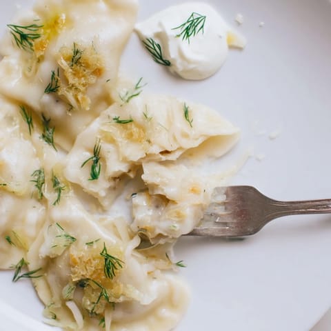 Ciepłe pierogi z kapustą i grzybami, idealne na komfortowy posiłek rodzinny.  