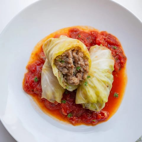 Apetyczne mini gołąbki, pełne mięsnego nadzienia w bogatym sosie pomidorowym Rococo.