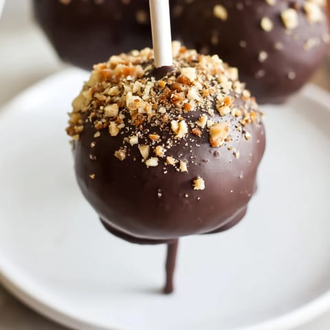 Urocze, okrągłe Piernik Cake Pops z aromatycznym piernikiem, idealne na świąteczny deser.