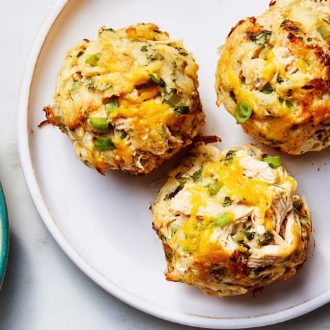 Apetyczne, smażone na złoto placki ziemniaczano-kurczakowe, idealne jako szybki obiad.