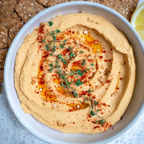 Warstwowy hummus i krakersy