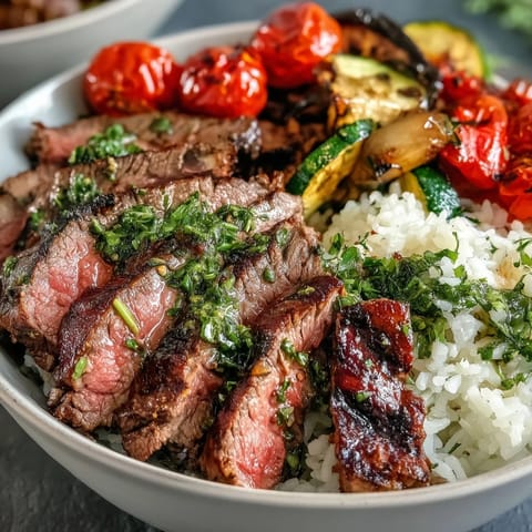 Miseczka grillowanego steka z pieczonymi warzywami i ryżem, gotowa do podania.