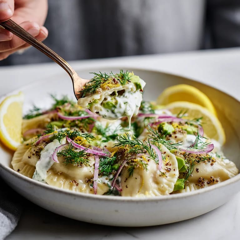 W misce złożonej z pierogów z buckwheat, avocado i cukrą, w której dłuto wkracza w miskę, aby złapać jedną z pierogów.