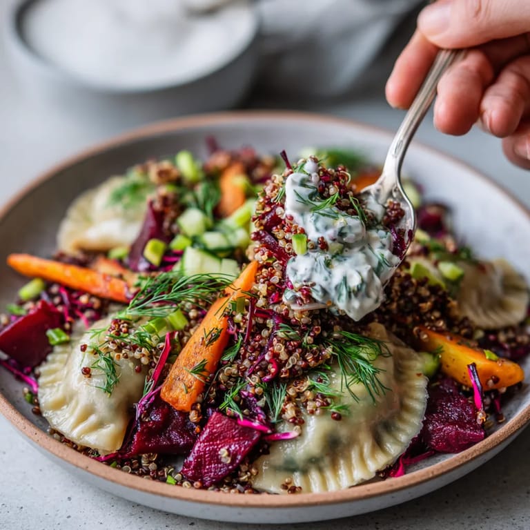 Obraz przedstawia pudełko z pieczarkami i czerwonymi warzywami.