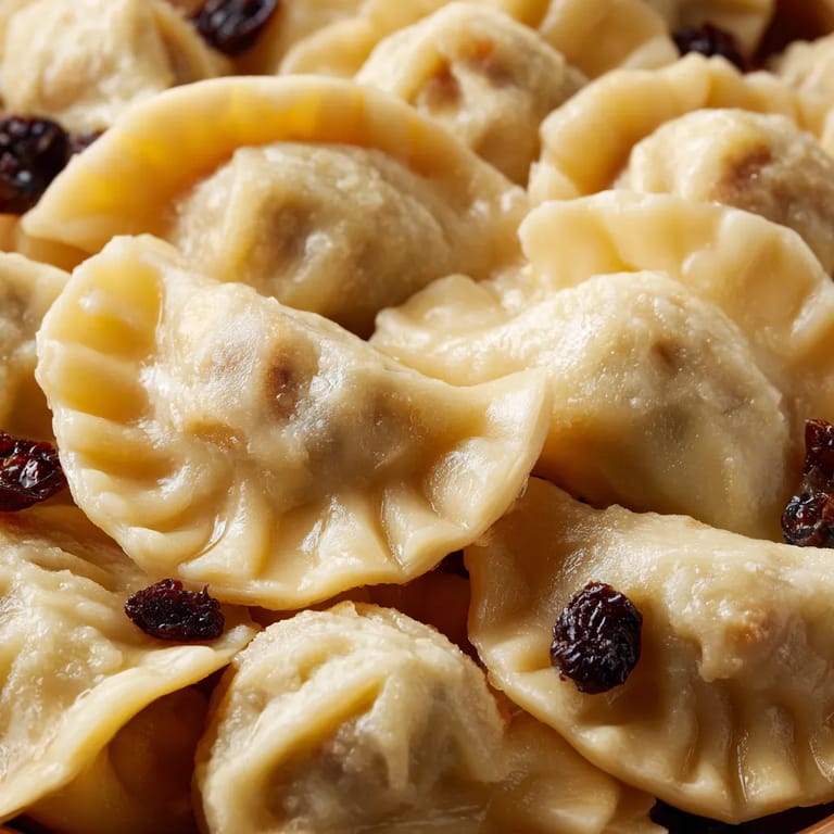 W obrazie przedstawione są pierogi w misce.