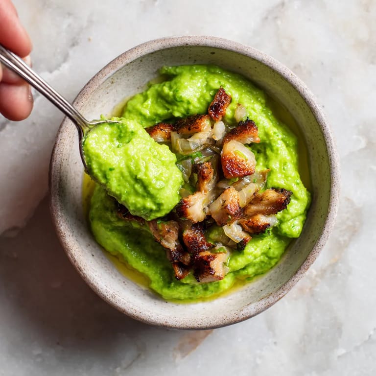 W misce z grochu z słoniną, w której znajduje się również słonina, znajduje się również słodycz.