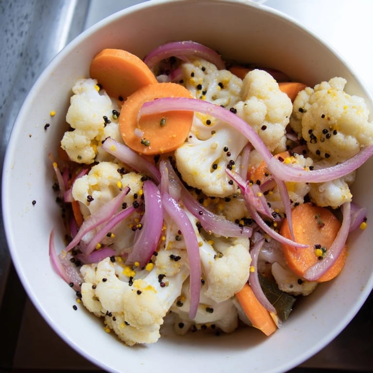Domowa marynowana mieszanka kalafiora i marchwi z przyprawami, prosta do zrobienia, a smak jest pyszny.