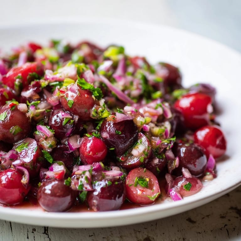 Kąsek koloru: fermentowana salsa z winogron i wiśni, idealna do tacos, z widocznymi świeżymi ziołami i jalapeño.