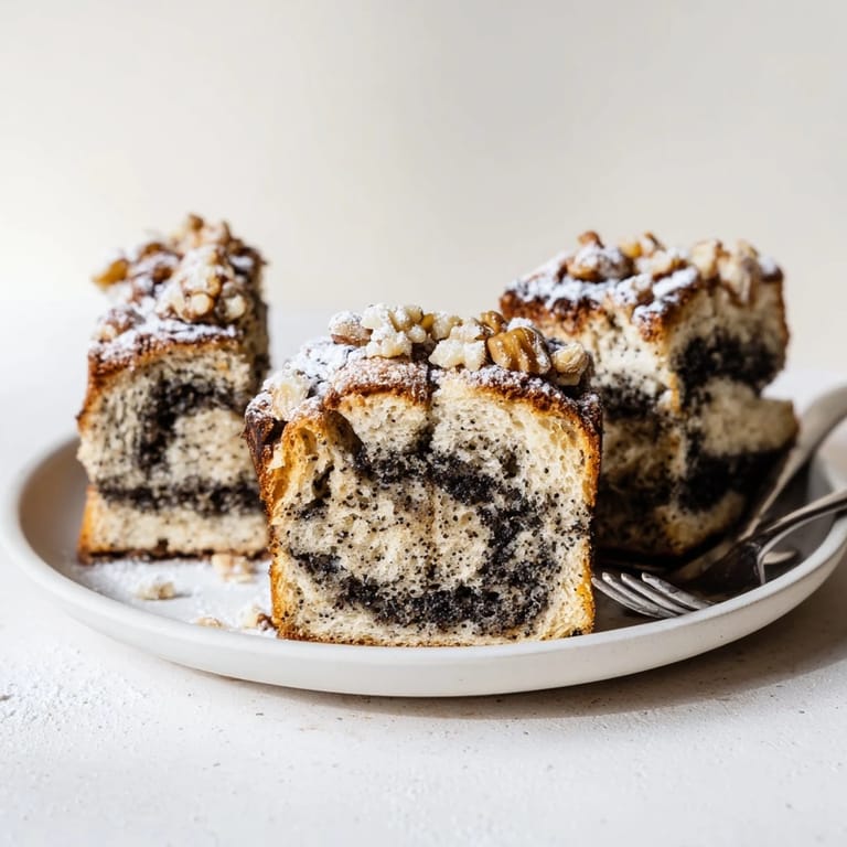 Słodkie batoniki makowe z owocowym akcentem na wyjątkowe chwile z przyjaciółmi.