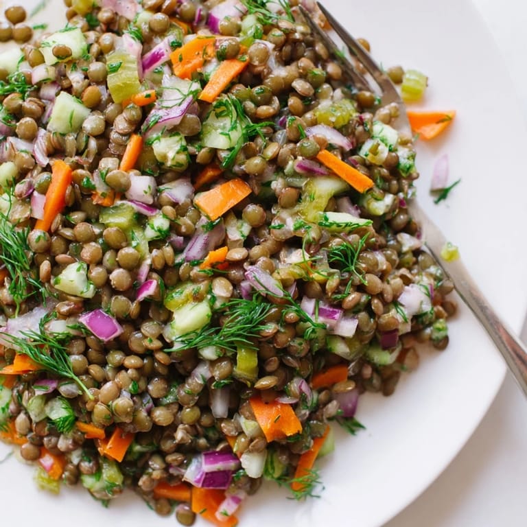 Aromatyczna sałatka z polską soczewicą, świeżymi ziołami i chrupiącymi warzywami.