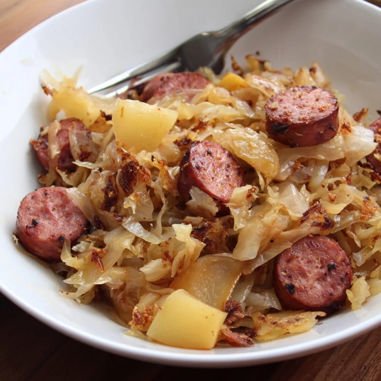 Pyszna tradycyjna kiełbasa i kapusta, idealna na rozgrzewający rodzinny posiłek.