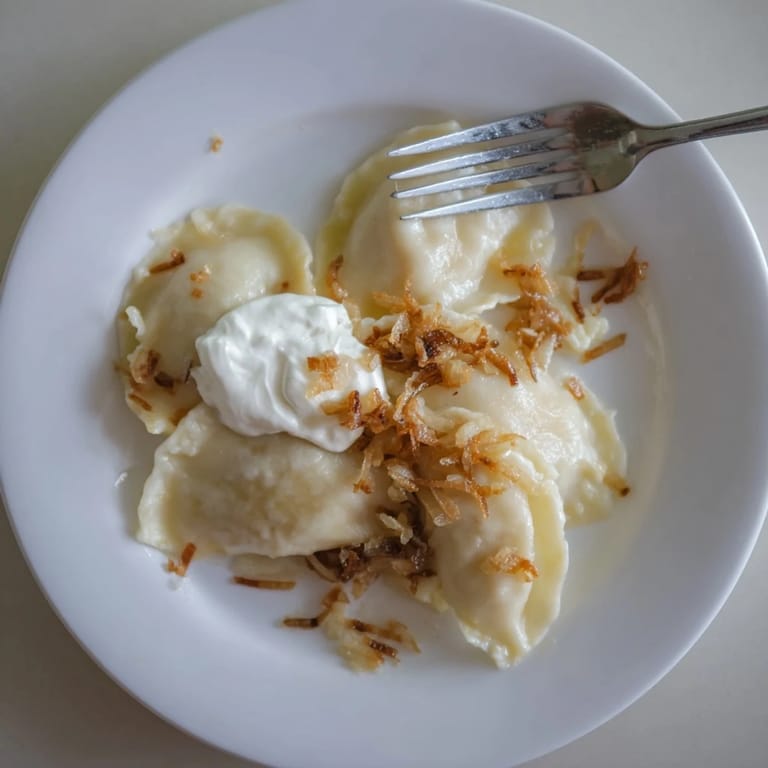 Ciepłe pierogi z ziemniakami i serem, idealne na każdą specjalną okazję.