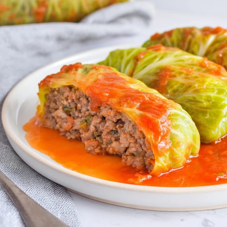 Zanurzone w bogatym sosie, te klasyczne gołąbki idealnie komponują się z purée ziemniaczanym.