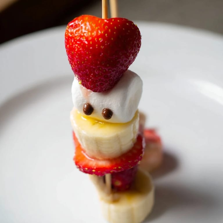 Apetyczne truskawki, banany i pianki: kreatywne patyczki Świętego Mikołaja, doskonałe dla dzieci i świąt.