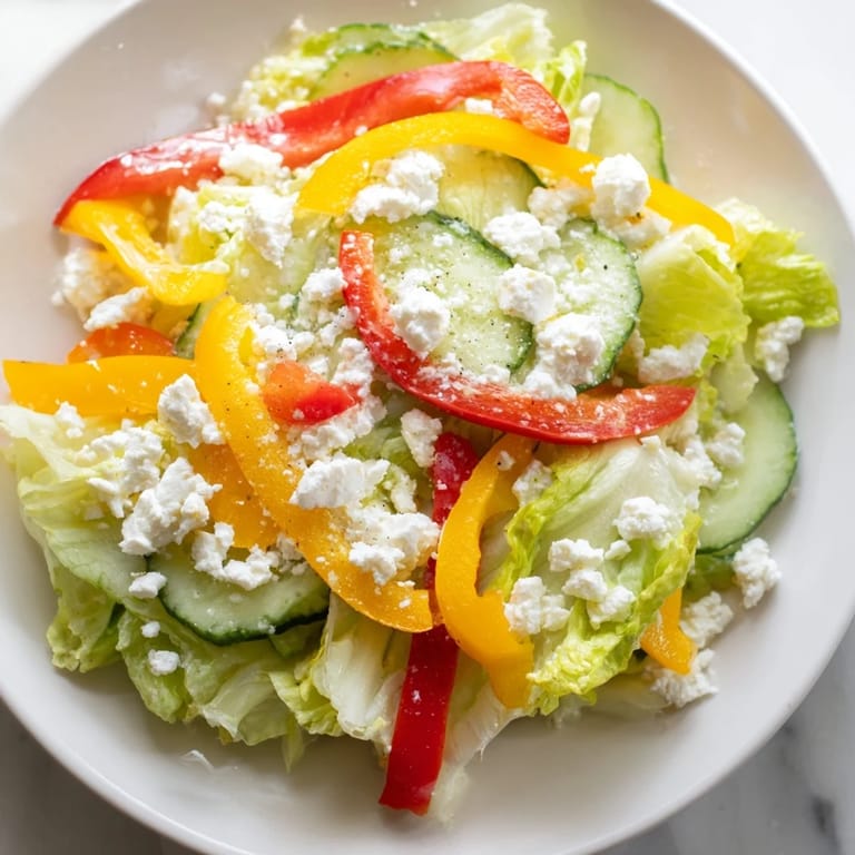Apetyczna sałatka Bella Hadid z kremową fetą, widoczna z bliska, czeka na zjedzenie.