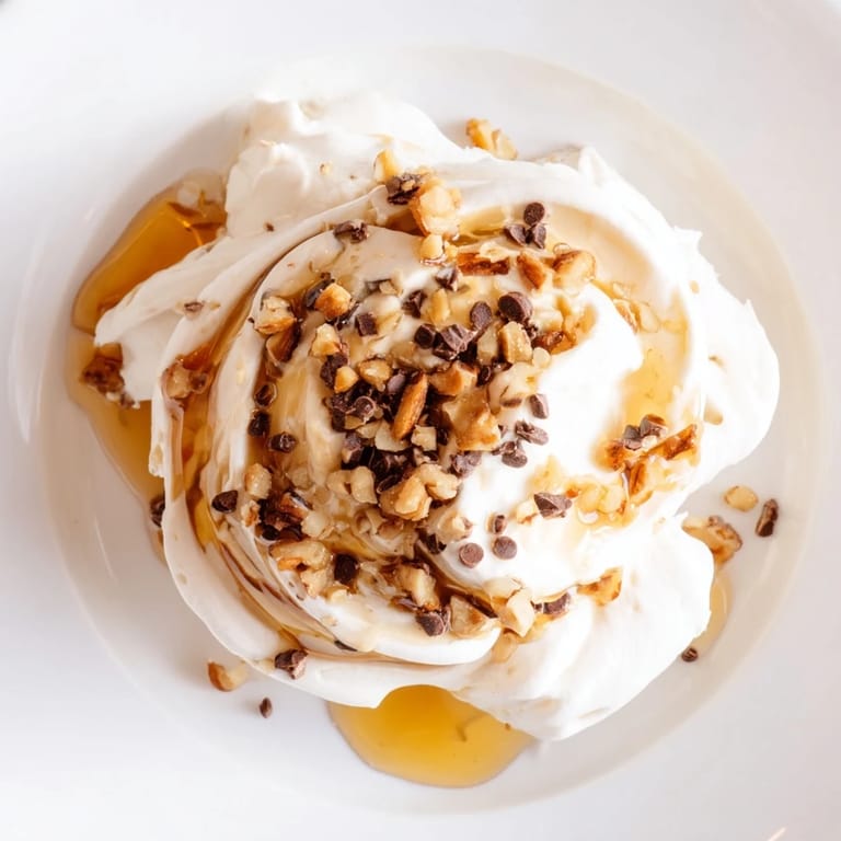 Miseczka pysznych lodów z twarogu z czekoladowymi kawałkami, gotowych do zjedzenia.