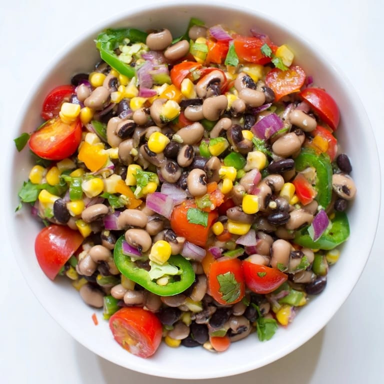 Cowboy caviar w misce jako dip z chipsami kukurydzianymi na rustykalnym blacie.