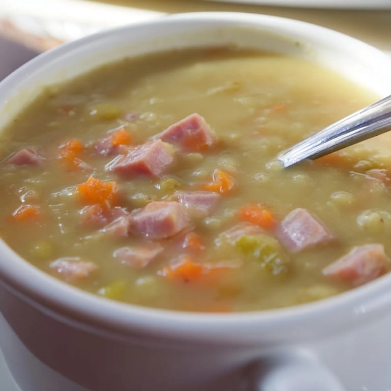 Komfortowa, domowa zupa grochowa z szynką i ziemniakami, idealna na chłodny dzień.