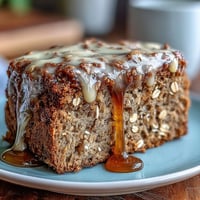 Tradycyjna irlandzka chleb pełnoziarnisty z kwaśnym mlekiem i płatkami owsianymi, podawany z kremowym masłem miętowym.