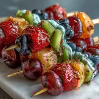 Świeże owocowe szaszłyki w kolorach tęczy z dipem jogurtowym idealne na Święto Świętego Patryka  