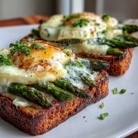 Świeże tartinki z szparagami i jajkami na złotym chlebie  